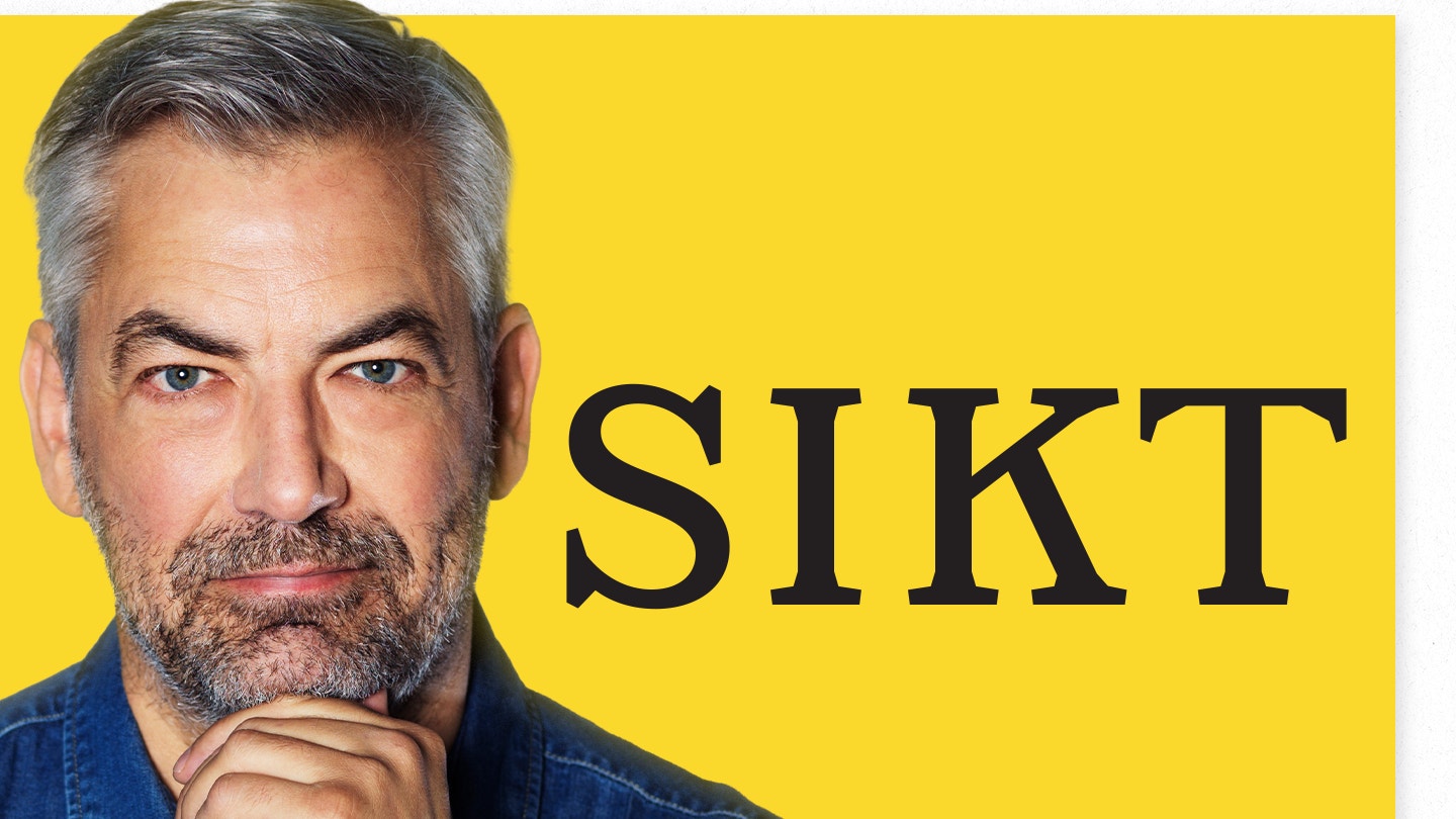 Porträtt av en man i blå skjorta mot gul bakgrund. Mannen har handen vid ansiktet och ser direkt in i kameran. Texten SIKT är placerad till höger om honom.