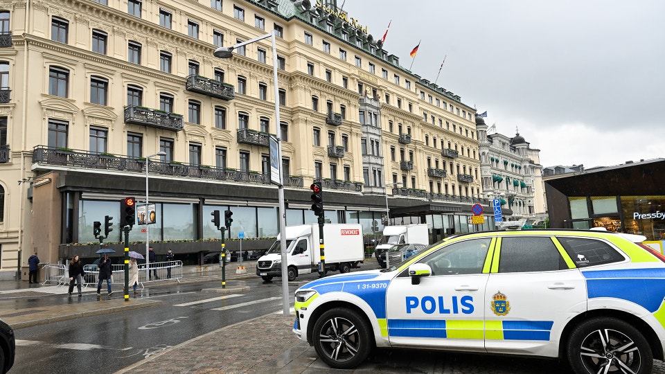 Polis har spärrat av Grand Hotel där Bilderberggruppen håller möte.