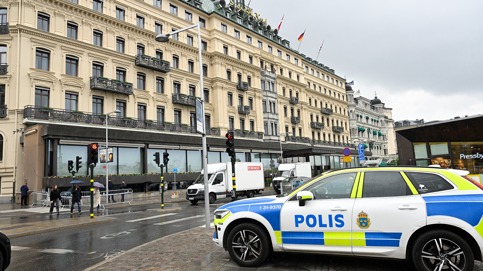 Polis har spärrat av Grand Hotel där Bilderberggruppen håller möte.