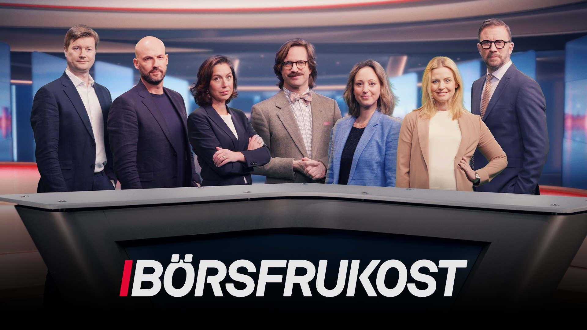 Sju personer står bakom ett studioskrivbord i en TV-studio med Börsfrukost-logotypen synlig