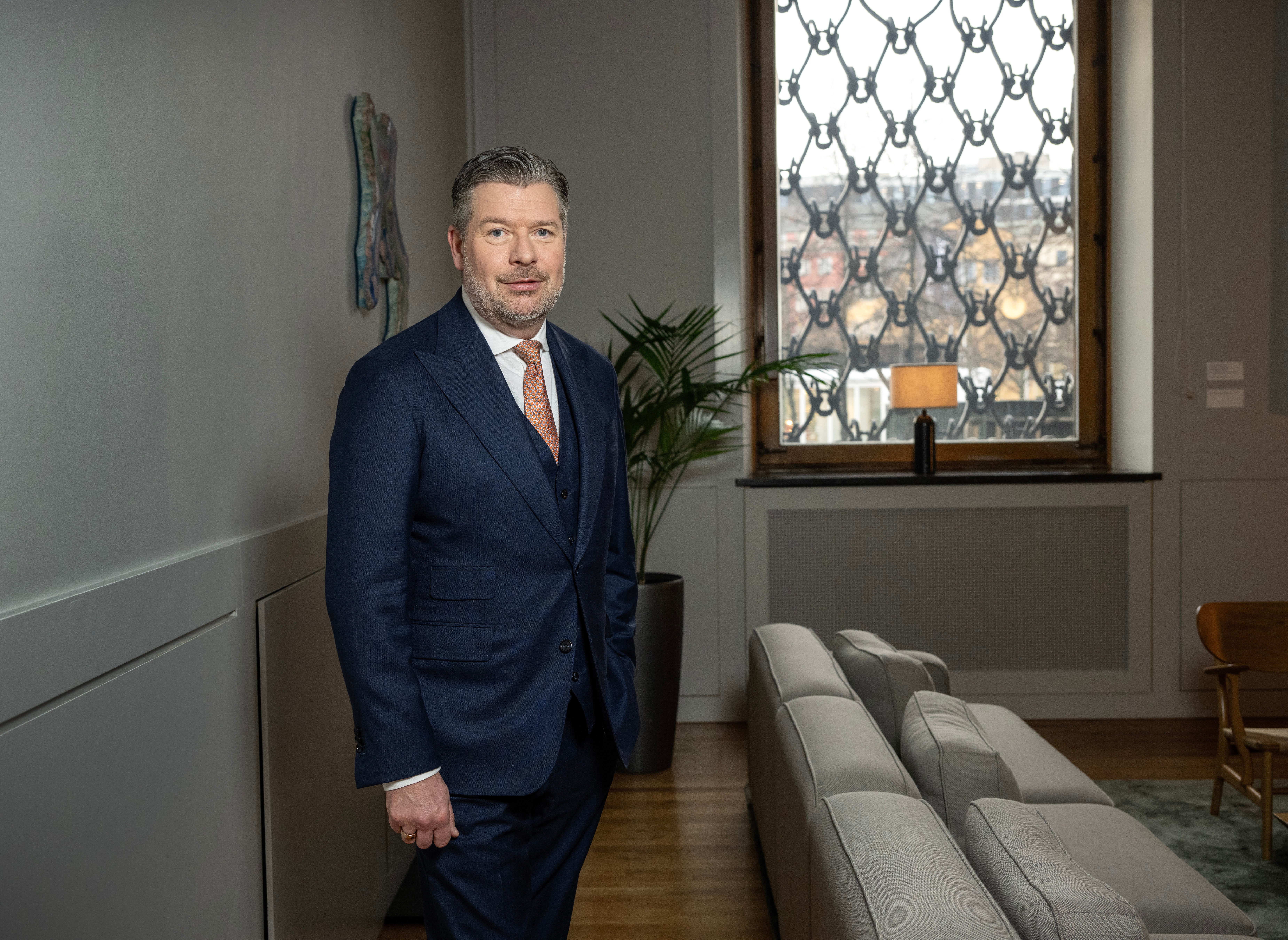 Johan Torgeby, vd för SEB, står i mörkblå kostym i ett ljust rum och tittar in i kameran.