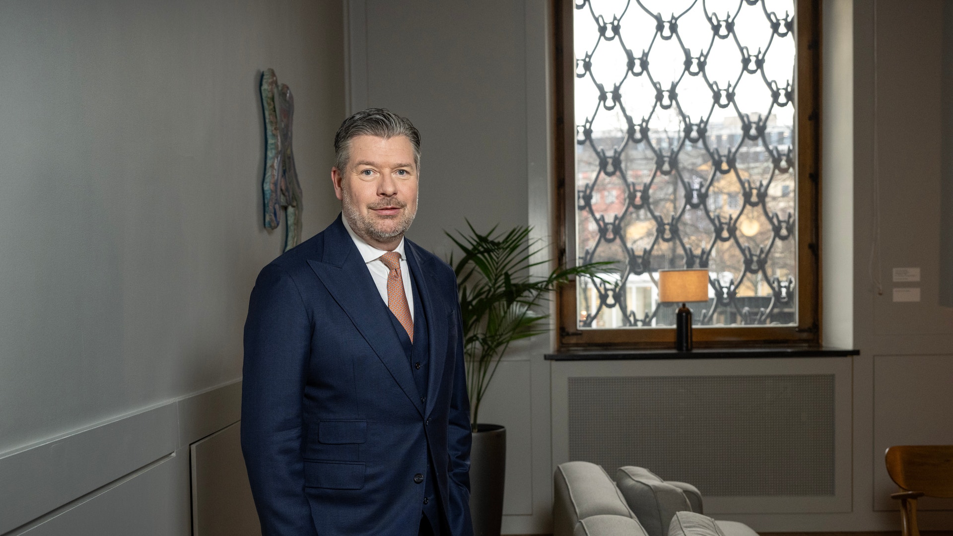 Johan Torgeby, vd för SEB, står i mörkblå kostym i ett ljust rum och tittar in i kameran.