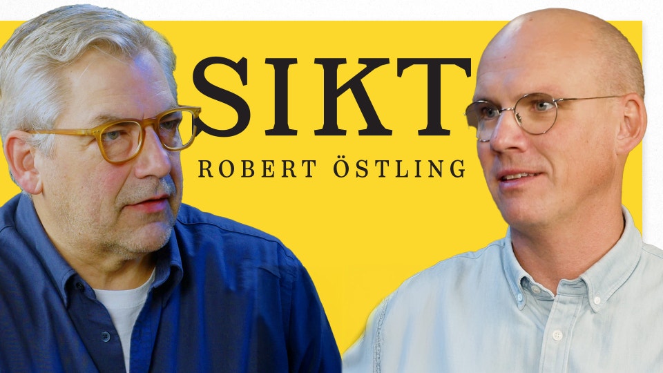 Två män i porträtt mot gul bakgrund. Till vänster en äldre man med grått hår och glasögon i blå skjorta. Till höger en man med glasögon i ljusblå skjorta. Texten "SIKT" och "ROBERT ÖSTLING" är synlig på bakgrunden.