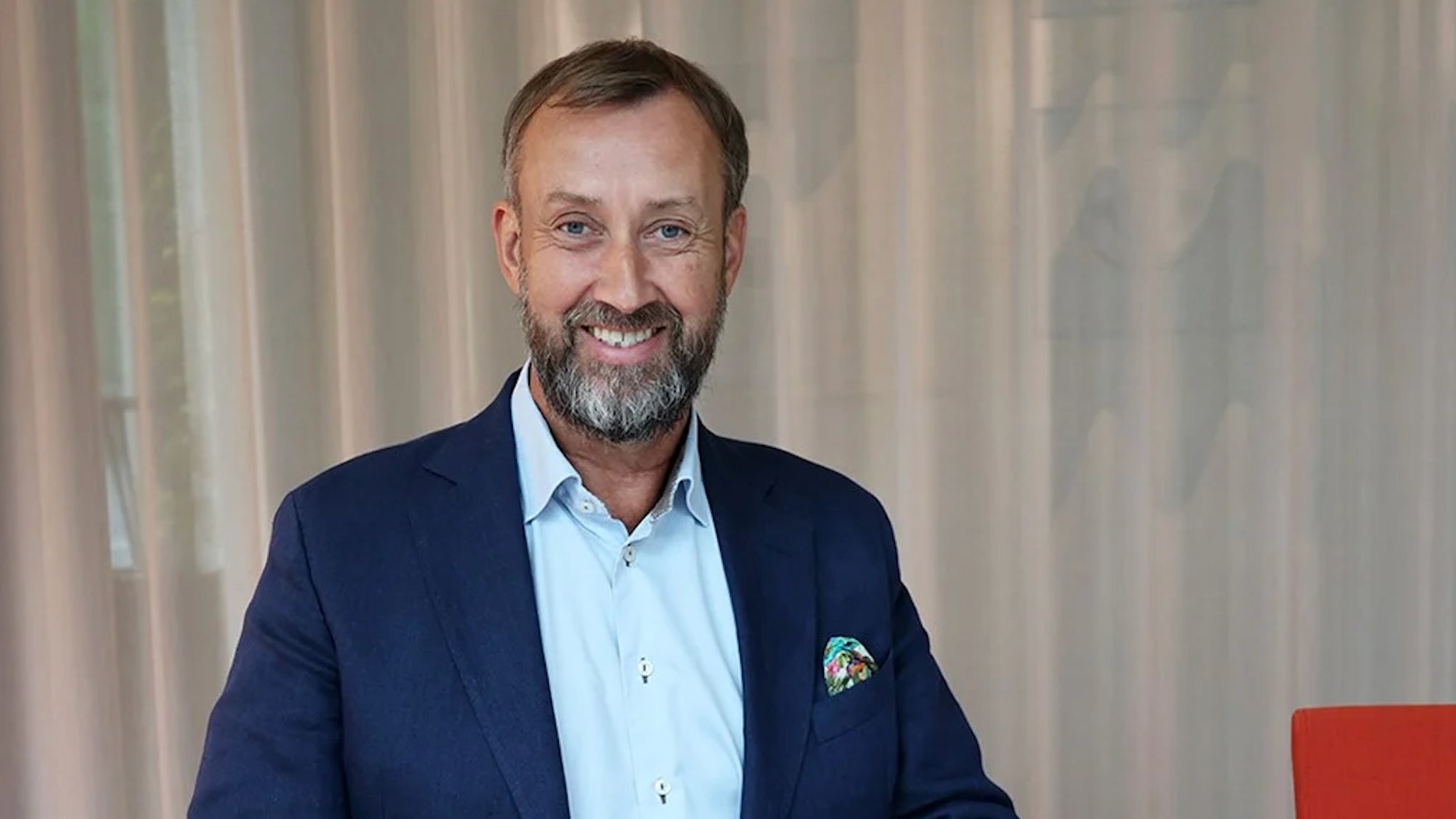 Johan Trouvé, vd för Västsvenska Handelskammaren, står vid ett bord.