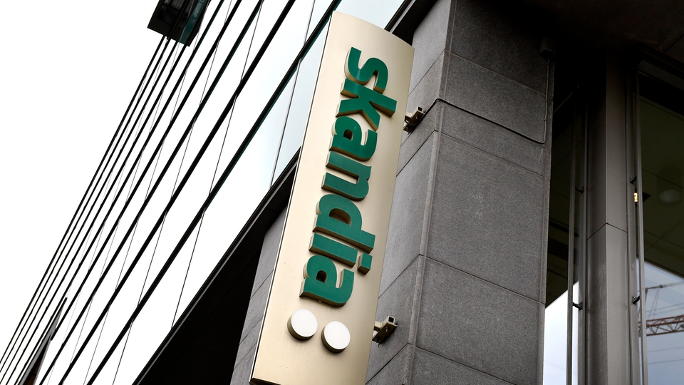 En Skandia-skylt utanpå en byggnad.