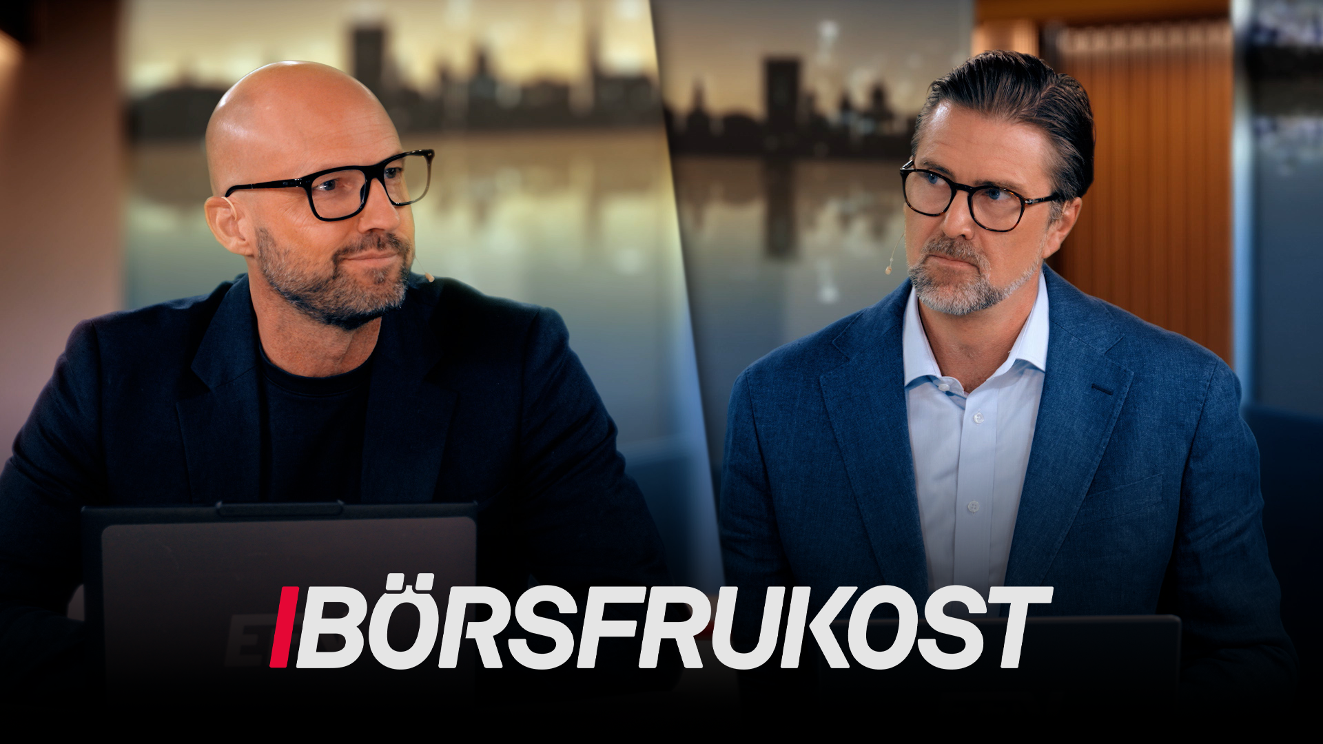 Två män i affärskläder sitter i en TV-studio. Den ena mannen är skallig och bär glasögon, den andra har mörkt hår och glasögon. I bakgrunden syns en stadssiluett. Texten Börsfrukost visas längst ned på skärmen.