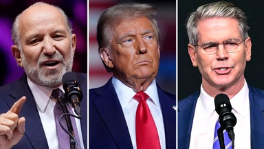 Frustrerad Trump tittar på alternativ