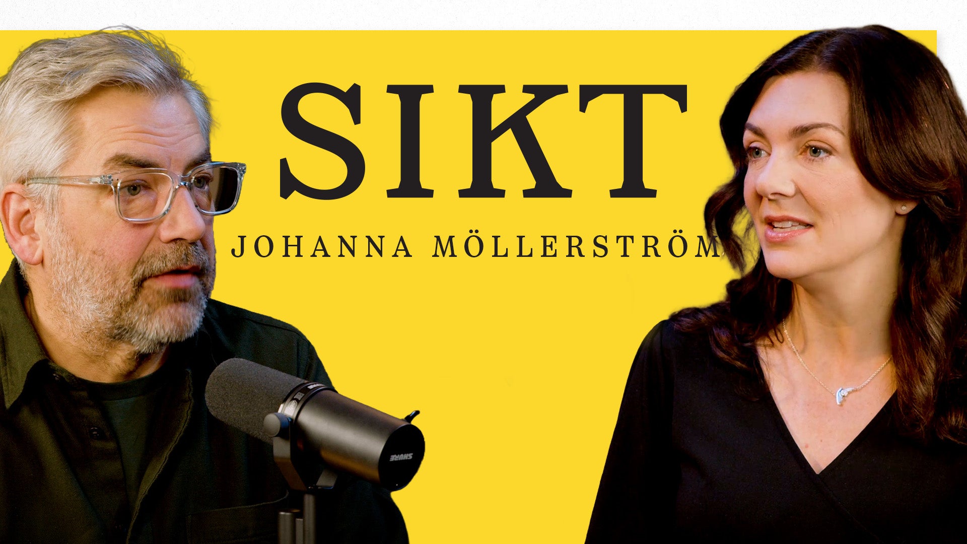 Två personer sitter vid en mikrofon framför en gul bakgrund. Texten visar att det är podcasten SIKT med Johanna Möllerström.