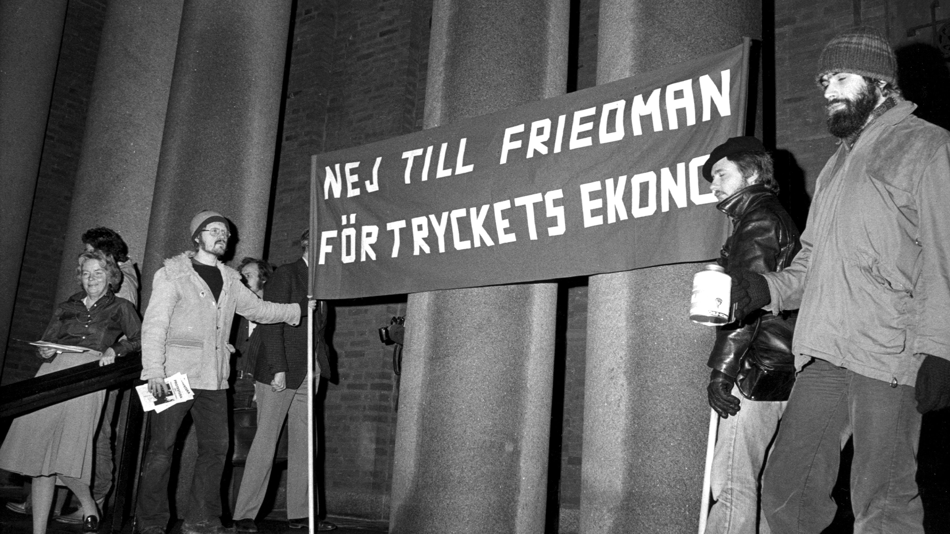 1976. Protester mot pristagaren Milton Friedman, vars kontakter med den chilenska regimen under Pinochettiden väckte hård kritik.