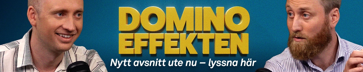 Banner för Dominoeffekten podcast. Två män framför en blå bakgrund med gul text som säger Dominoeffekten och vit text som säger Nytt avsnitt ute nu – lyssna här.