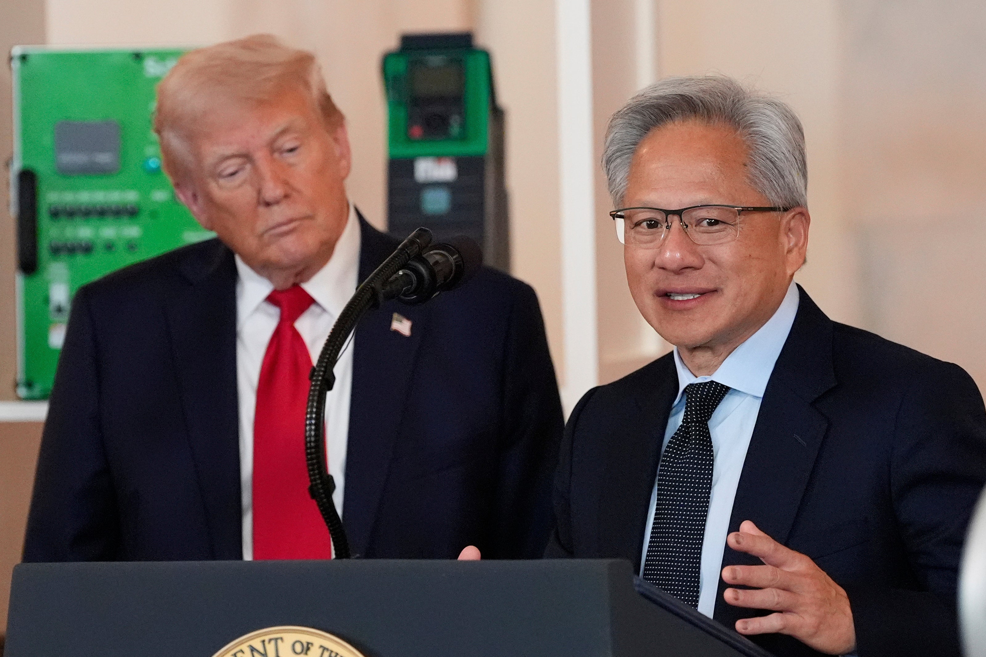 Donald Trump, USA:s president och Jensen Huang, vd för Nvidia
