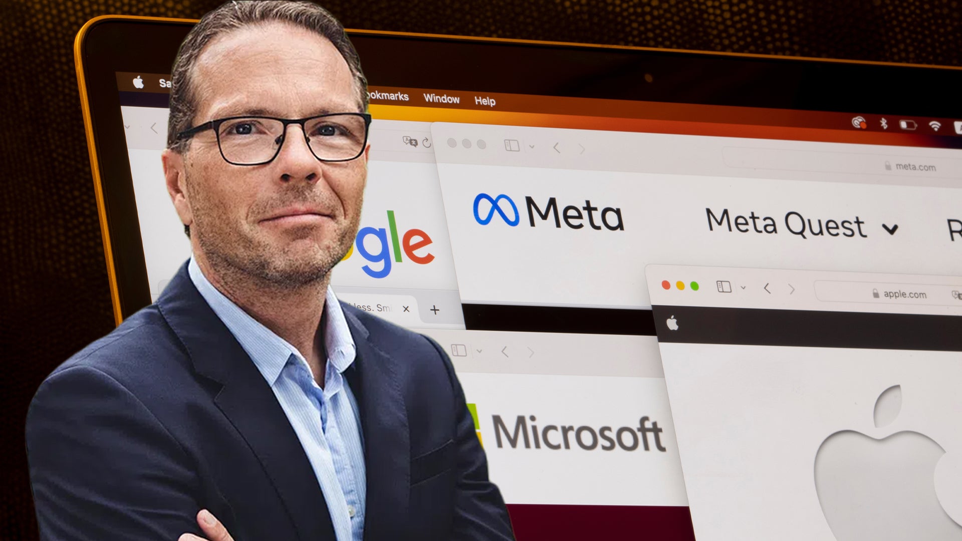 Man i glasögon och mörk kostym framför en datorskärm med logotyper från teknikföretag som Google, Meta, Microsoft och Apple.