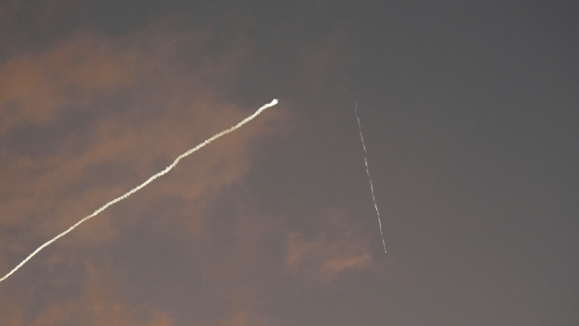 Israels luftförsvar försöker stoppa iranska robotar över Haifa under natten mot tisdagen.