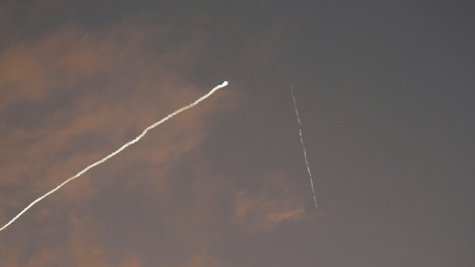 Israels luftförsvar försöker stoppa iranska robotar över Haifa under natten mot tisdagen.