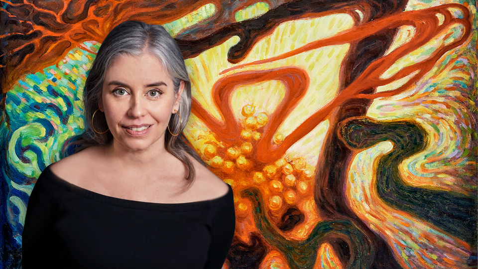 Krönikören Maria Strannegård inklippt framför verket signerad Tillkommet på skoj av Tyra Kleen.