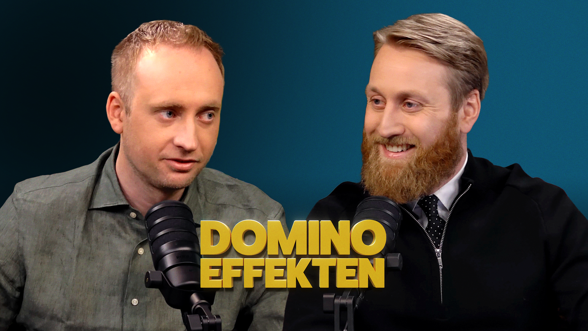 Två män i en podcaststudio med mikrofon framför blå bakgrund. Texten 'Domino Effekten' visas i gult.