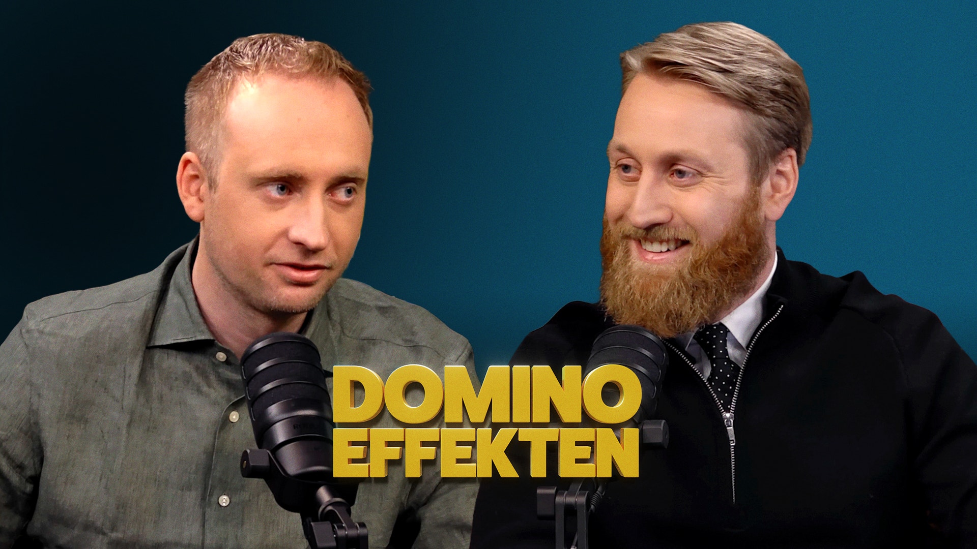 Två män i en podcaststudio med mikrofon framför blå bakgrund. Texten 'Domino Effekten' visas i gult.