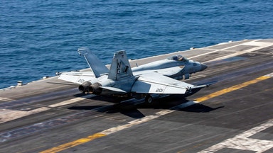 Amerikanskt stridsflyg nedskjutet över Iran – intensiv sökinsats pågår