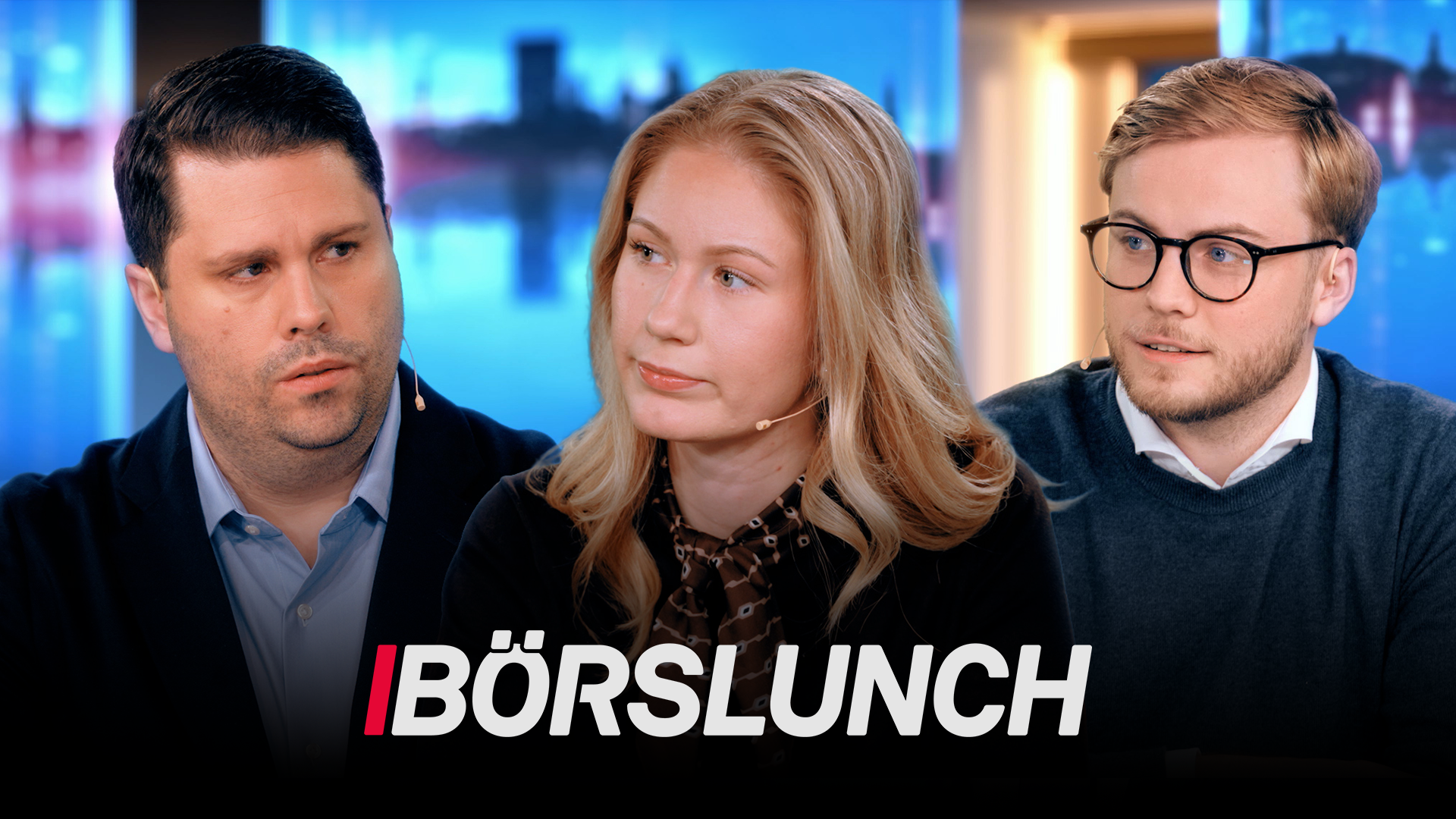 Tre personer i en tv-studio: två män och en kvinna tittar allvarligt åt sidan. Nedtill syns programlogotypen Börslunch.