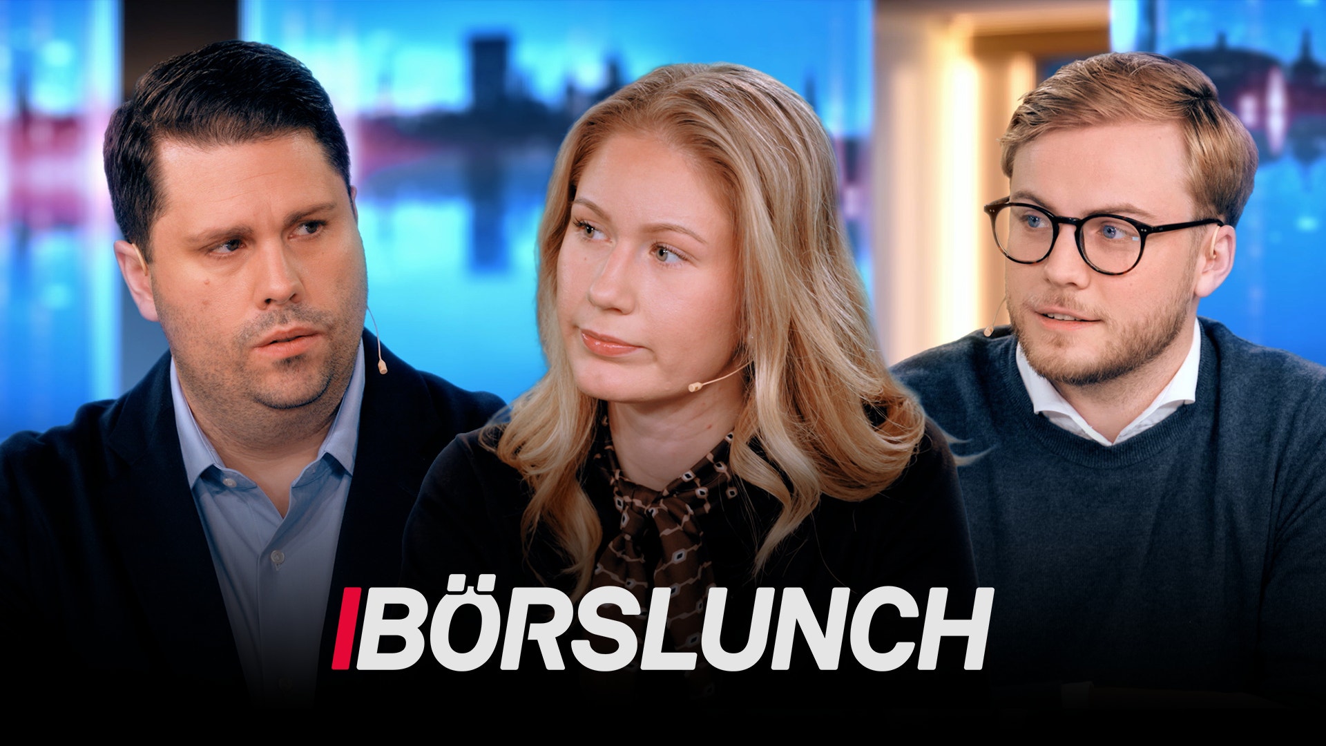 Tre personer i en tv-studio: två män och en kvinna tittar allvarligt åt sidan. Nedtill syns programlogotypen Börslunch.