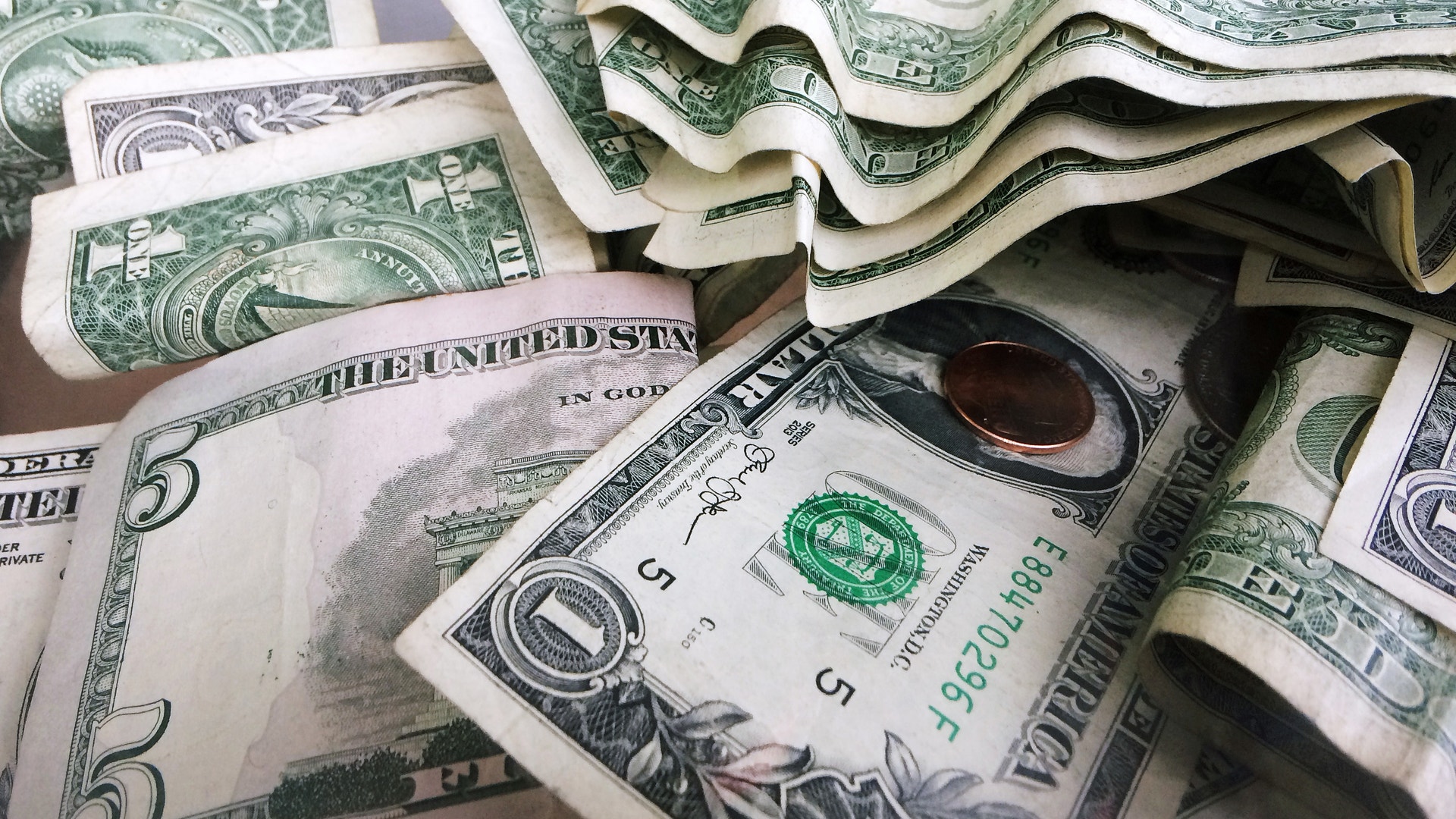 En hög med dollarsedlar.