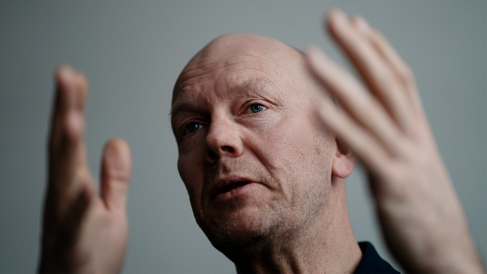 Mats Sundin gestikulerar med händerma.