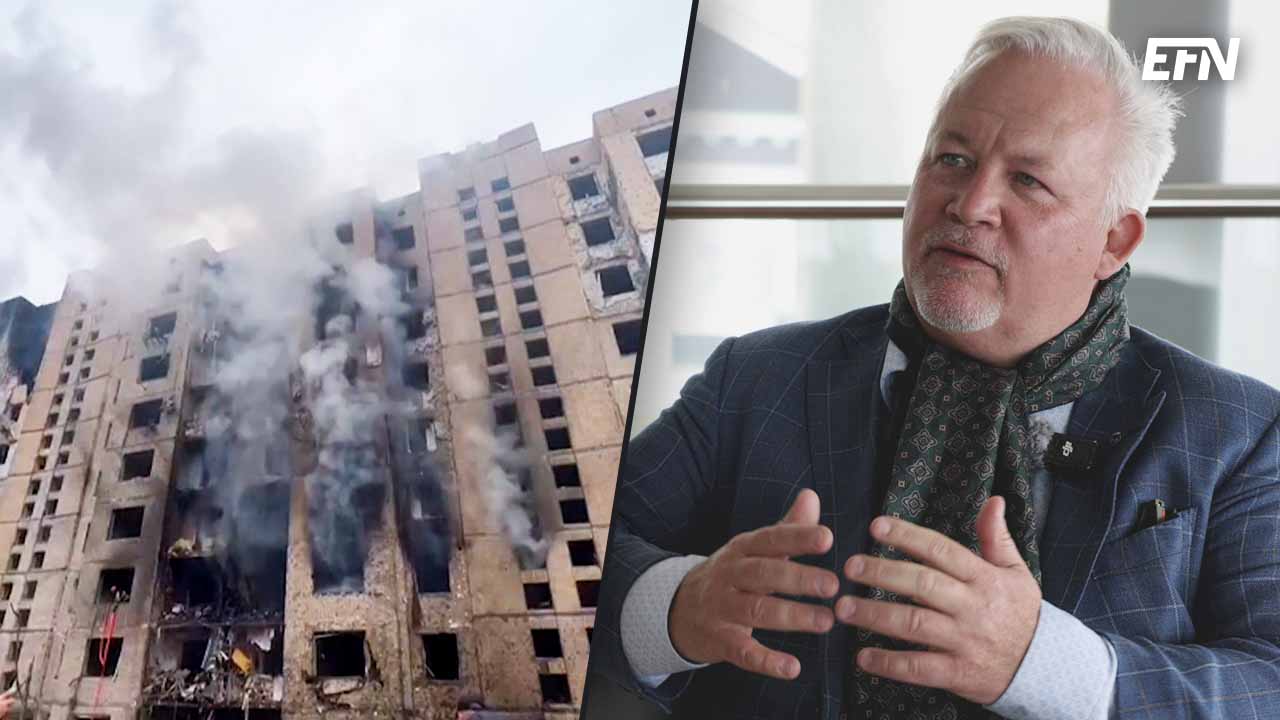 Ett montage, med ett rykande flervåningshus i Ukraina till vänster, och Kent Härstedt till höger.