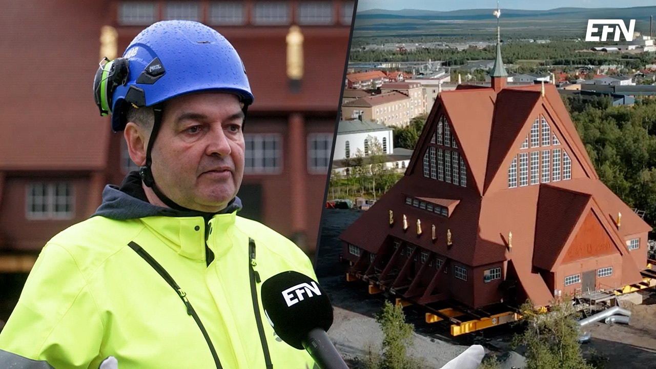 Stefan Holmblad Johansson bredvid kyrkan.
