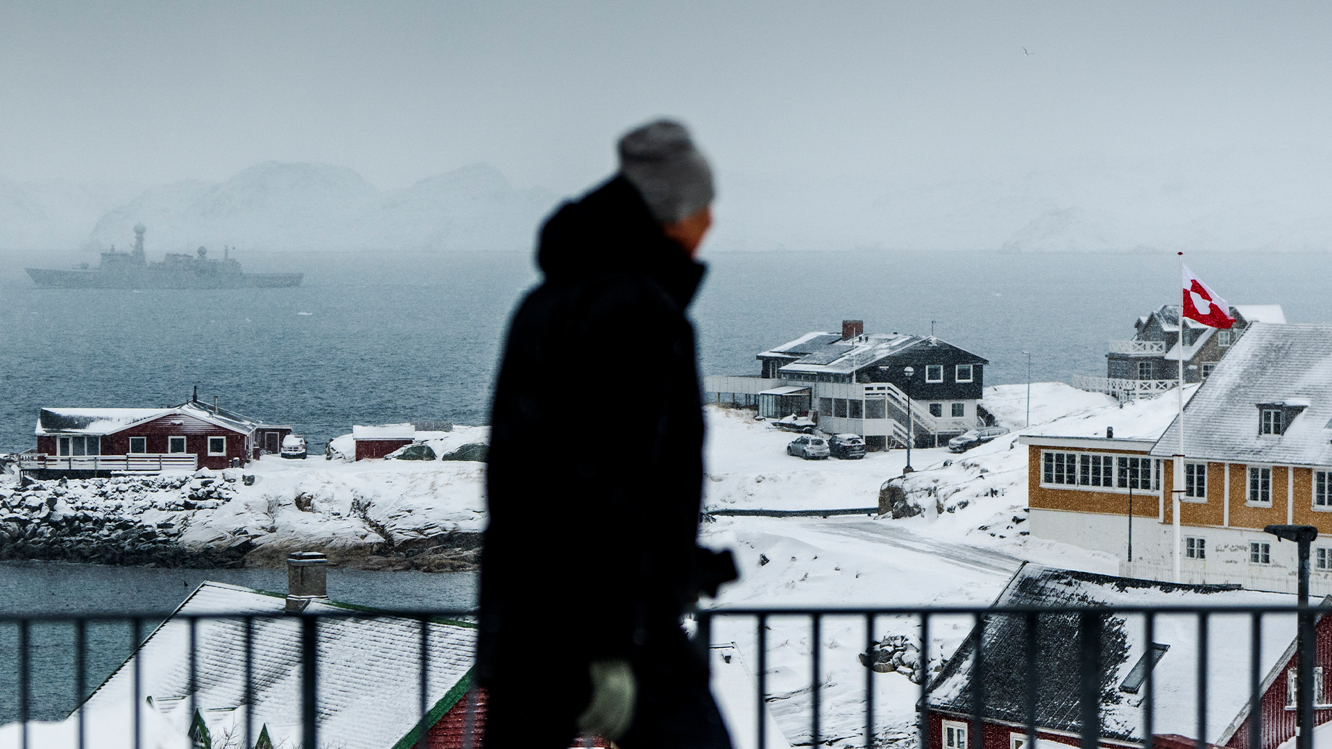 Ett danskt militärfartyg utanför Grönlands huvudstad Nuuk.