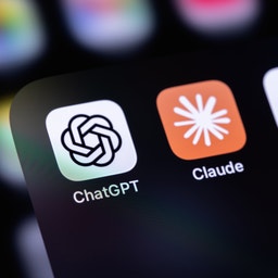 Tre AI-assistantappar visas på en smartphoneskärm: ChatGPT, Claude och Gemini.