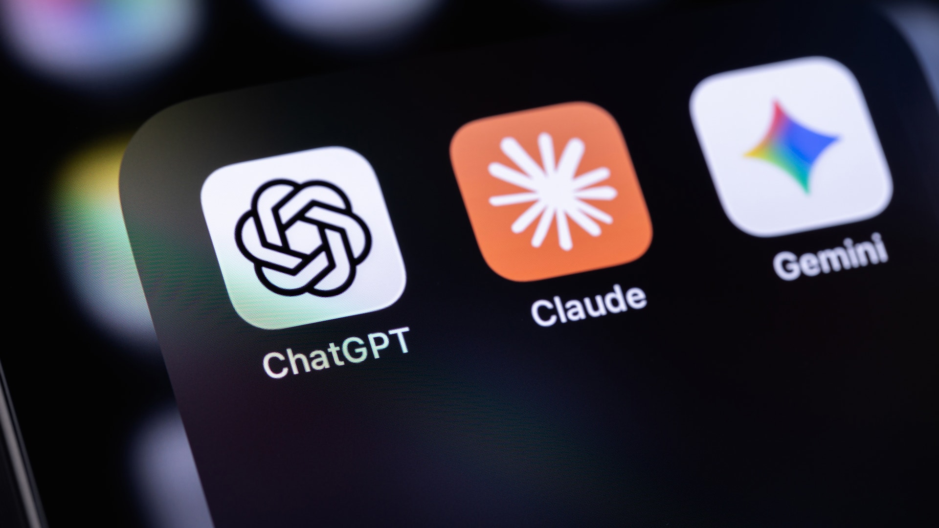 Tre AI-assistantappar visas på en smartphoneskärm: ChatGPT, Claude och Gemini.