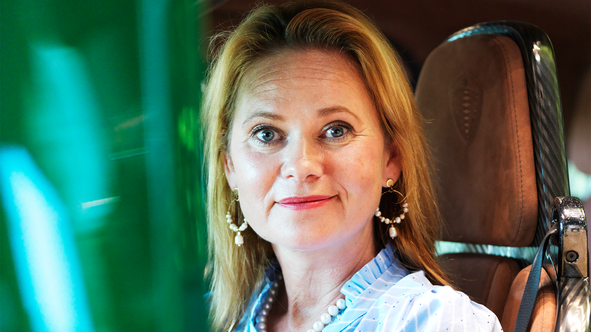 Halldora von Koenigsegg i en sportbil. 