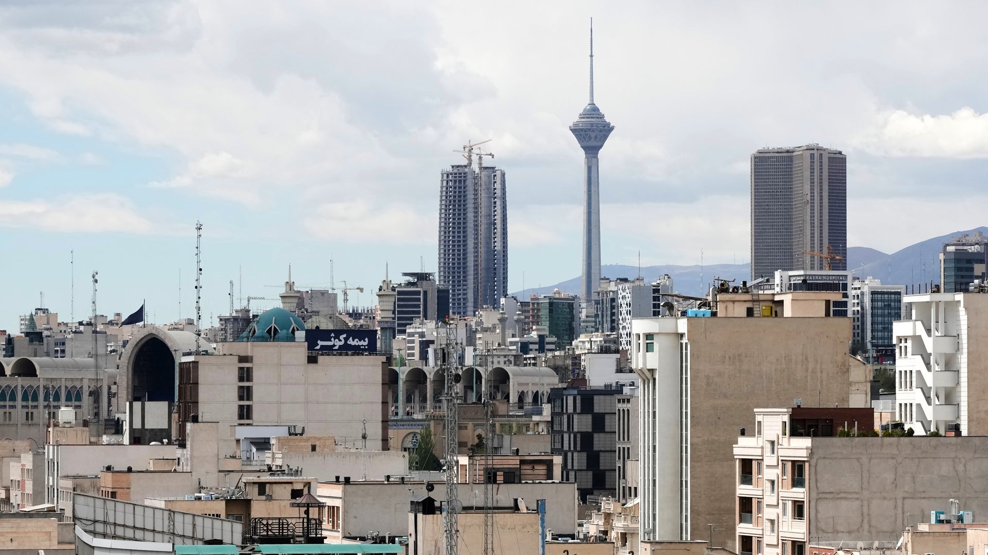 Stadsvy med höghus och en framträdande kommunikationstorn i centrum
