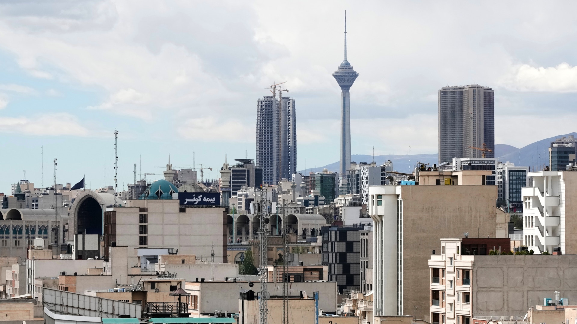 Stadsvy med höghus och en framträdande kommunikationstorn i centrum