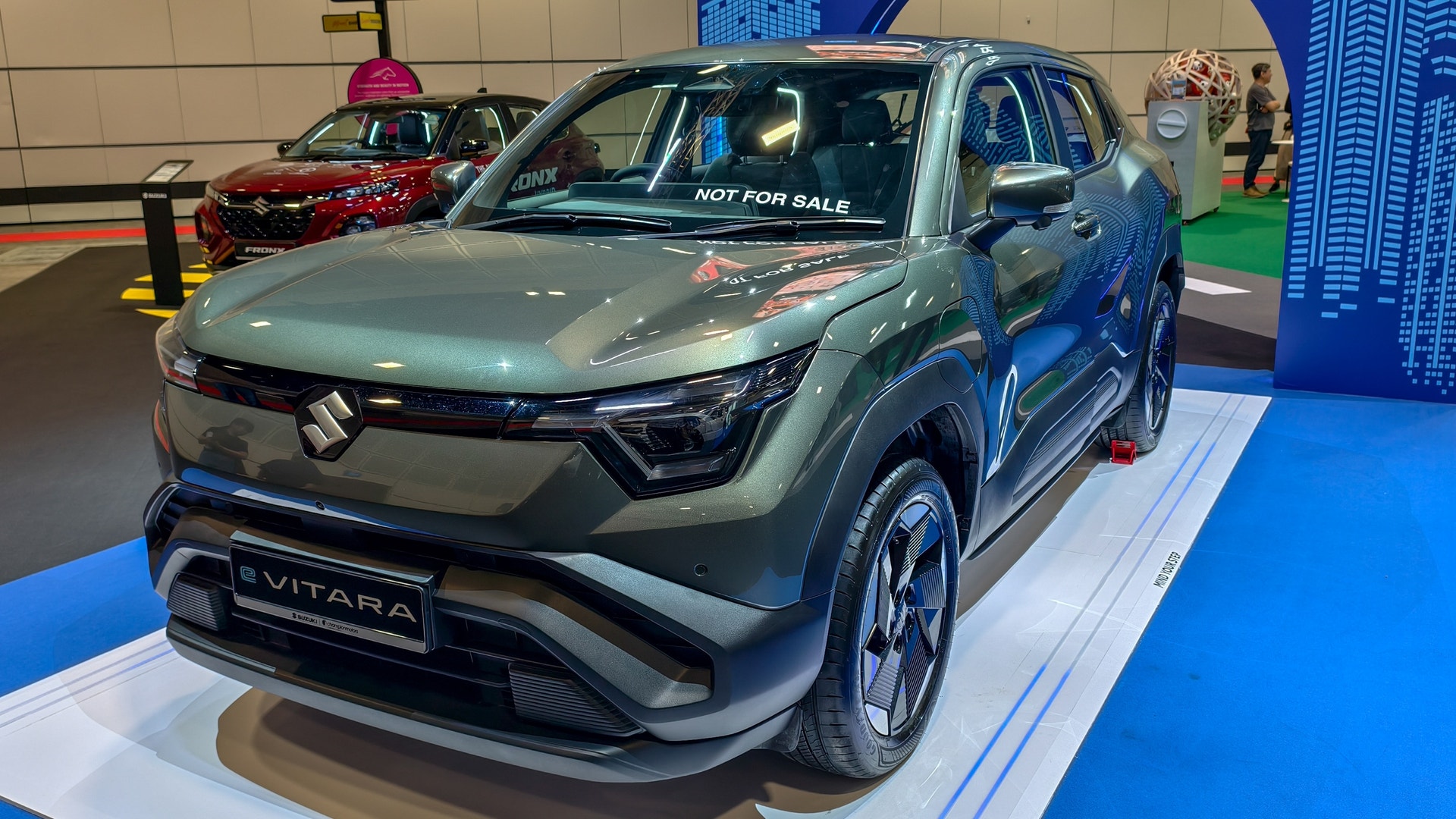 En grön SUV-bil utställd på en bilmässa.