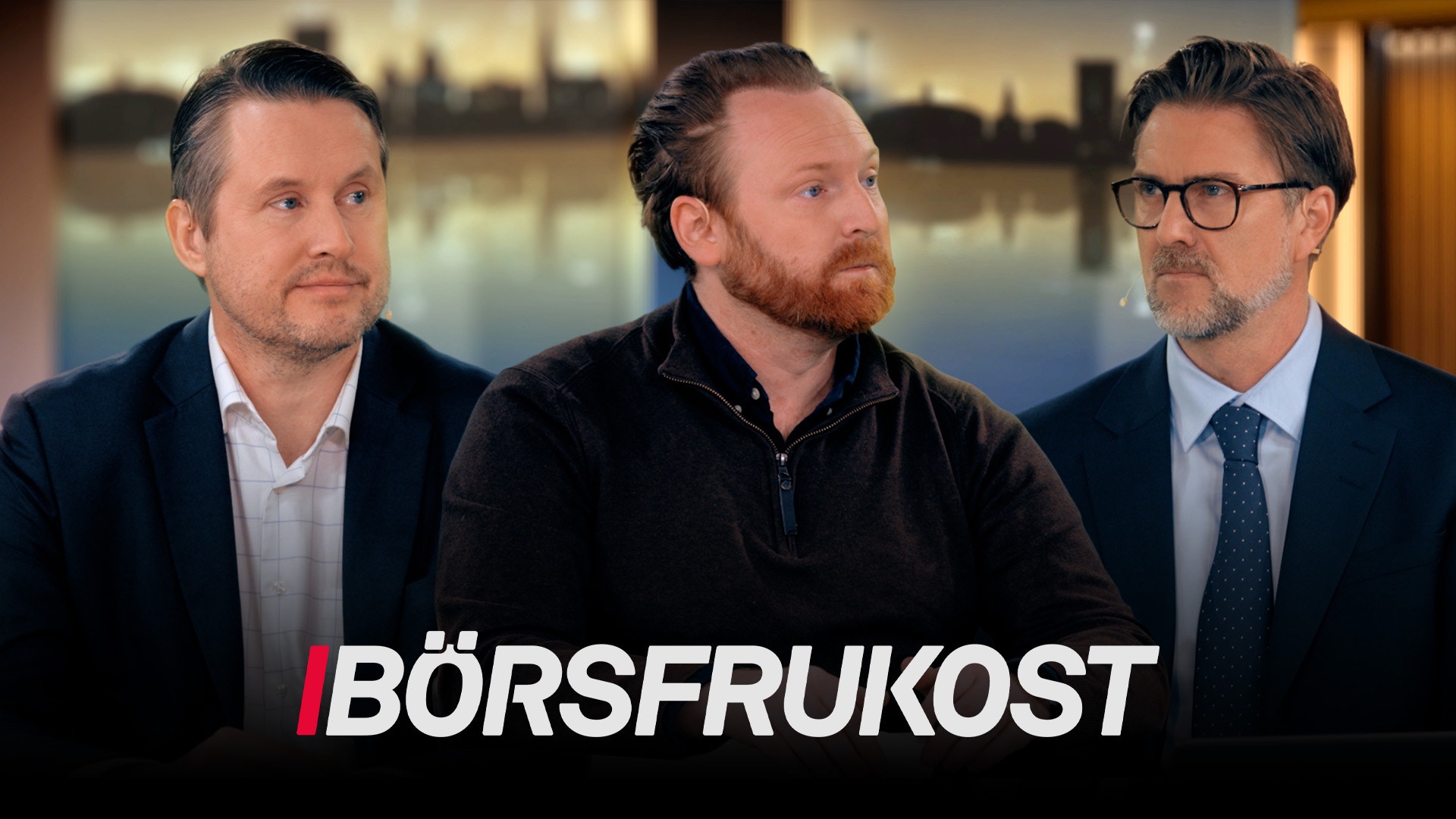 Tre män i affärskläder framför en stadsutsikt. Texten Börsfrukost visas längst ner på bilden.