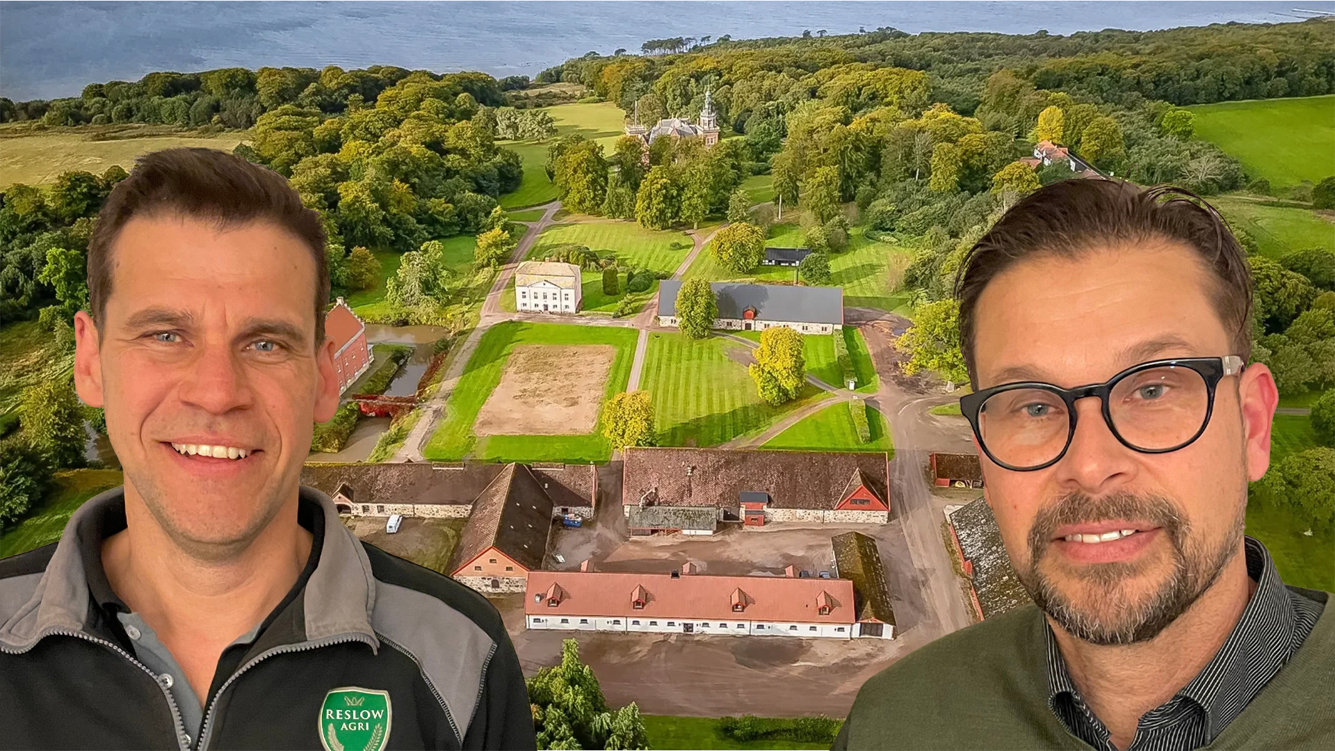 Två män framför en flygfoto av en gård med gröna fält och lantliga byggnader