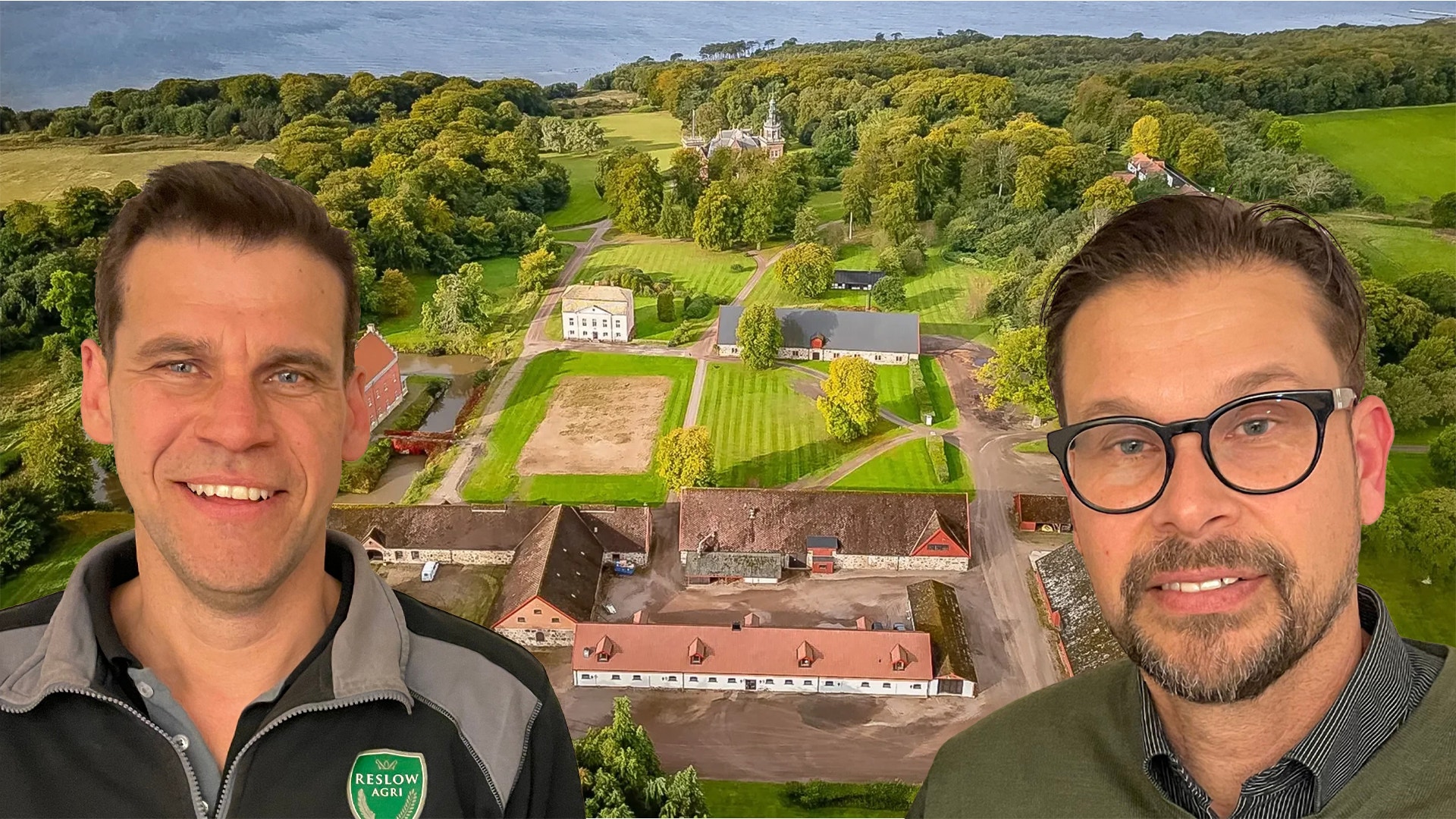 Två män framför en flygfoto av en gård med gröna fält och lantliga byggnader