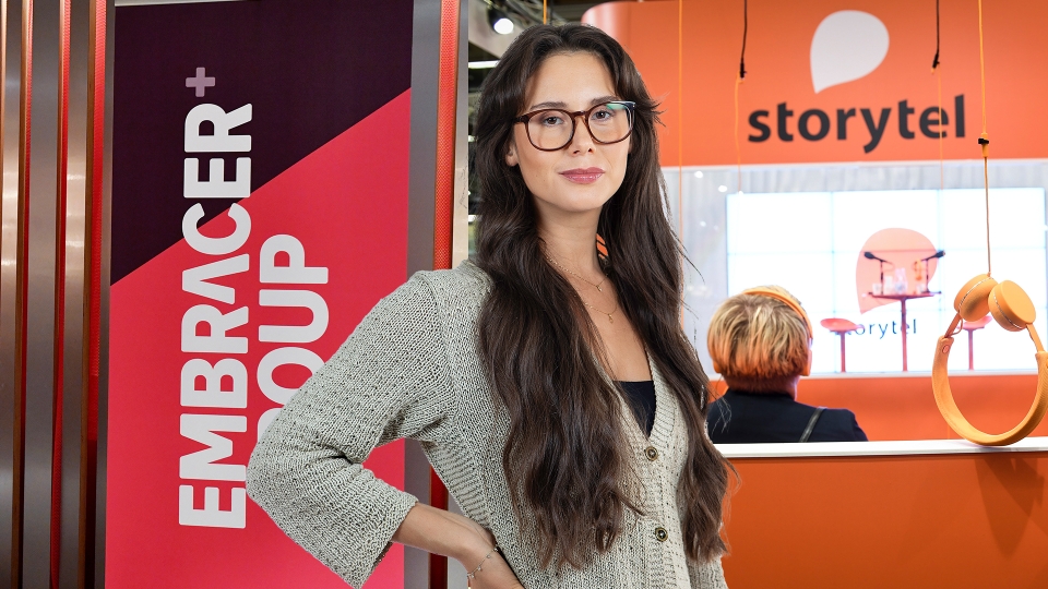 EFN:s analytiker Elin Wiker framför genrebilder på Embracer och Storytel.