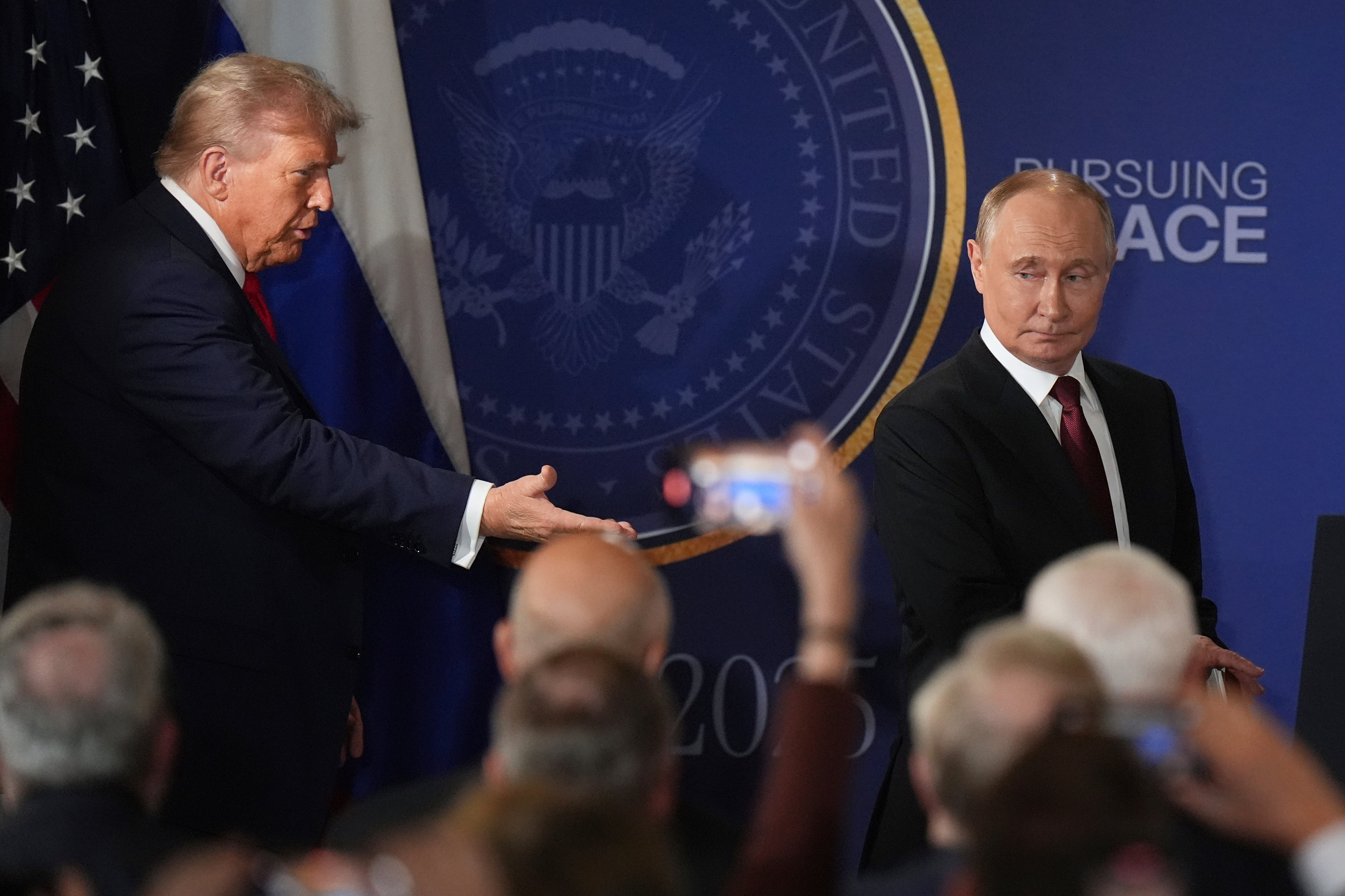Putin och Trump tar scenen i Alaska efter att förhandlingarna avslutats.