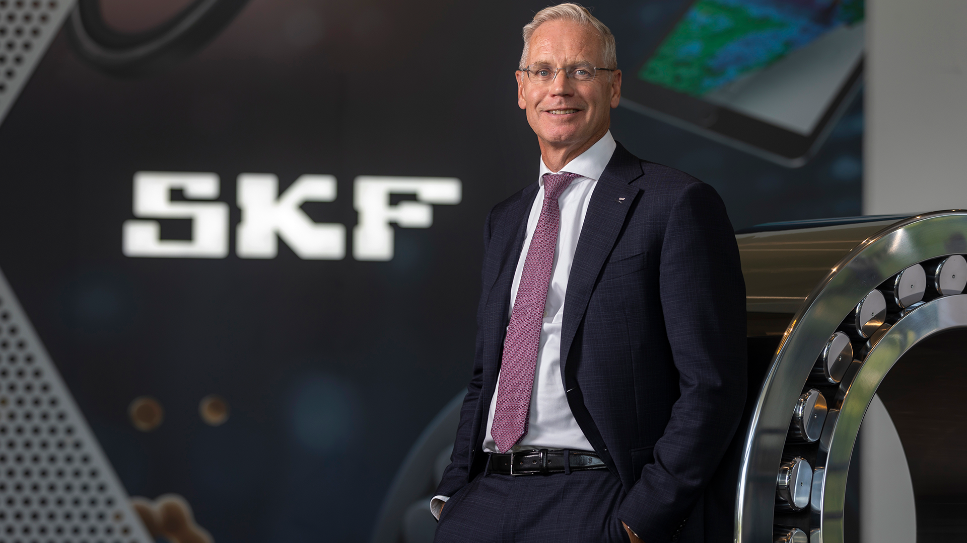 Bild på SKF:s vd Rickard Gustafson framför ett kullager.