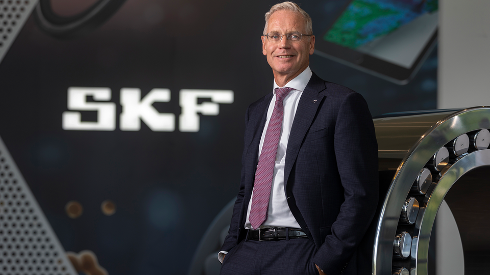 Bild på SKF:s vd Rickard Gustafson framför ett kullager.
