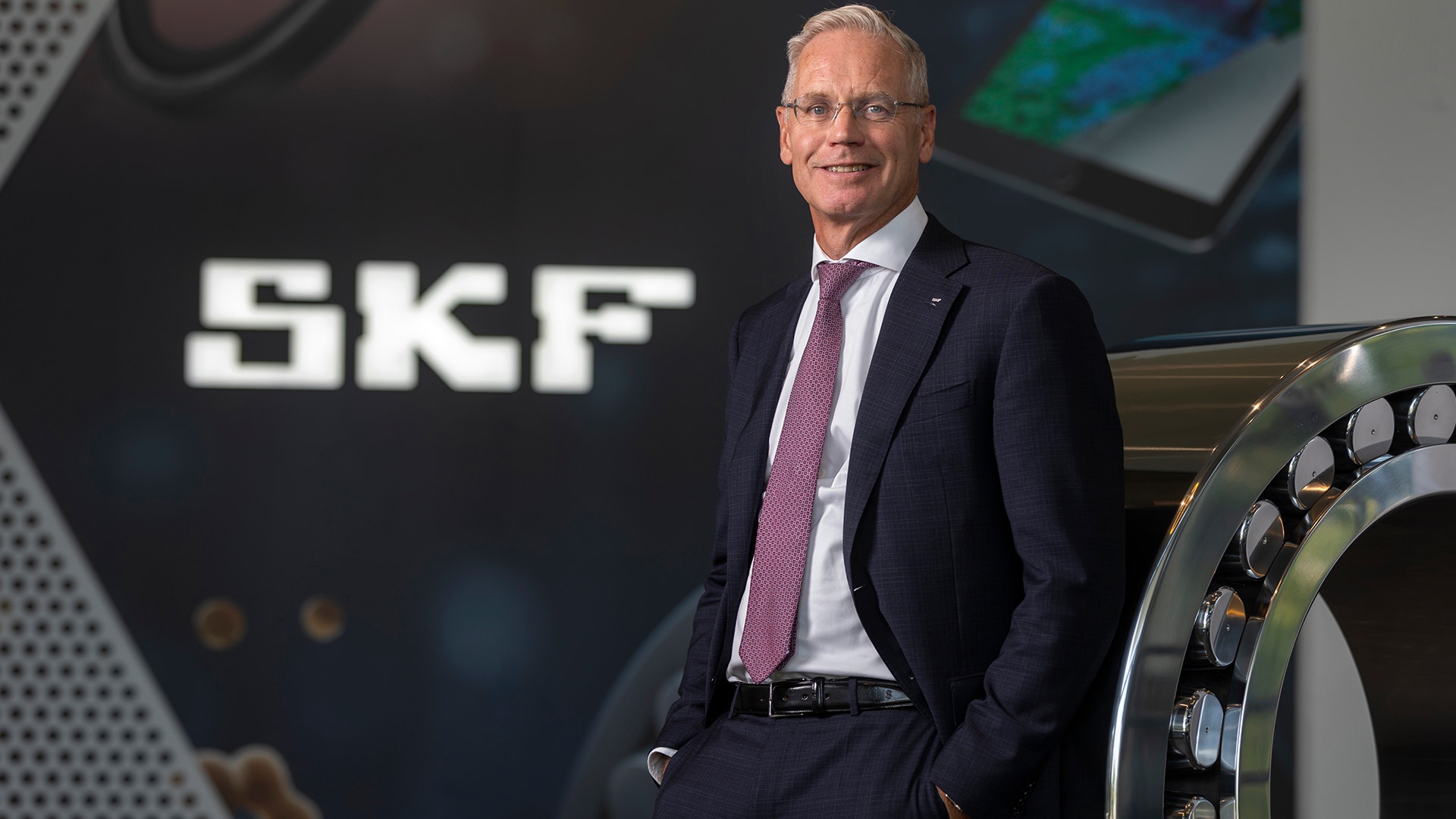 Bild på SKF:s vd Rickard Gustafson framför ett kullager.