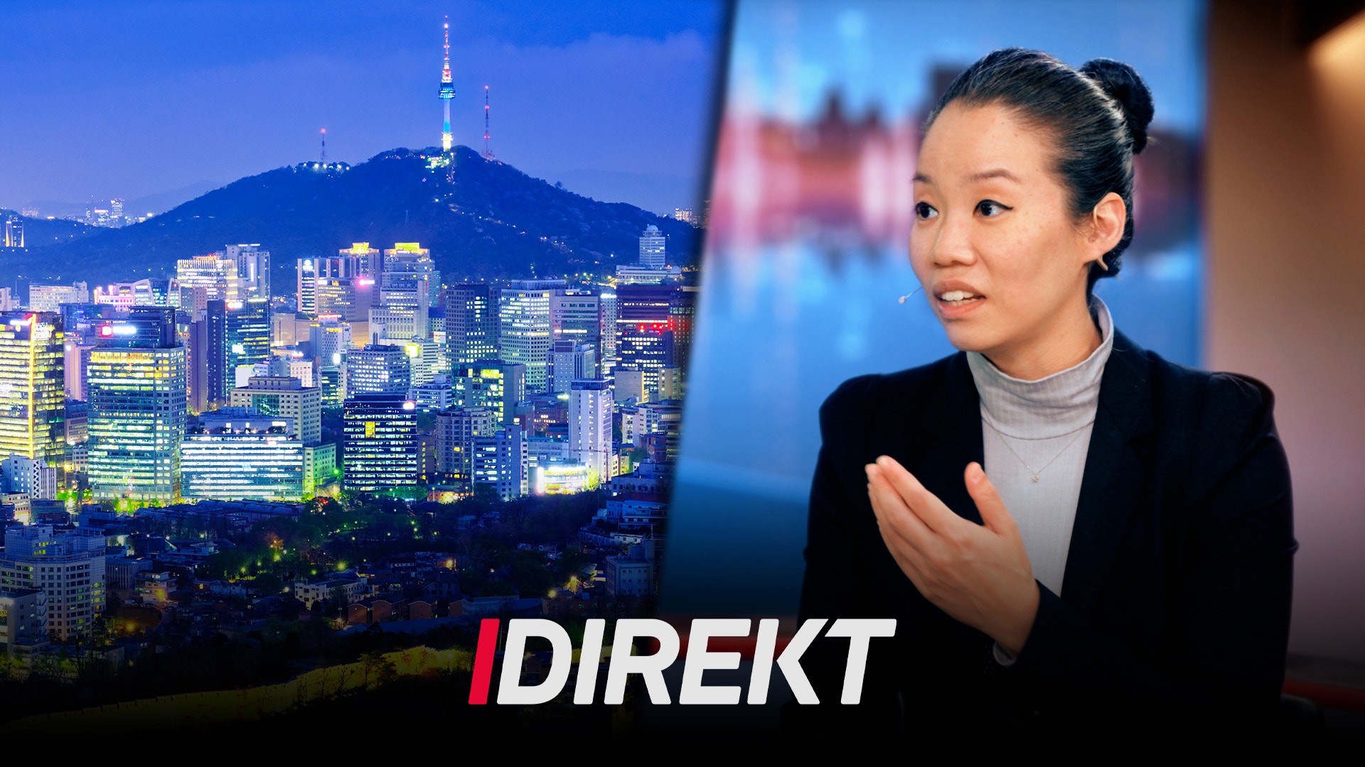 En kvinna i professionell klädsel presenterar framför en bild av Seouls glittrande nattstad.