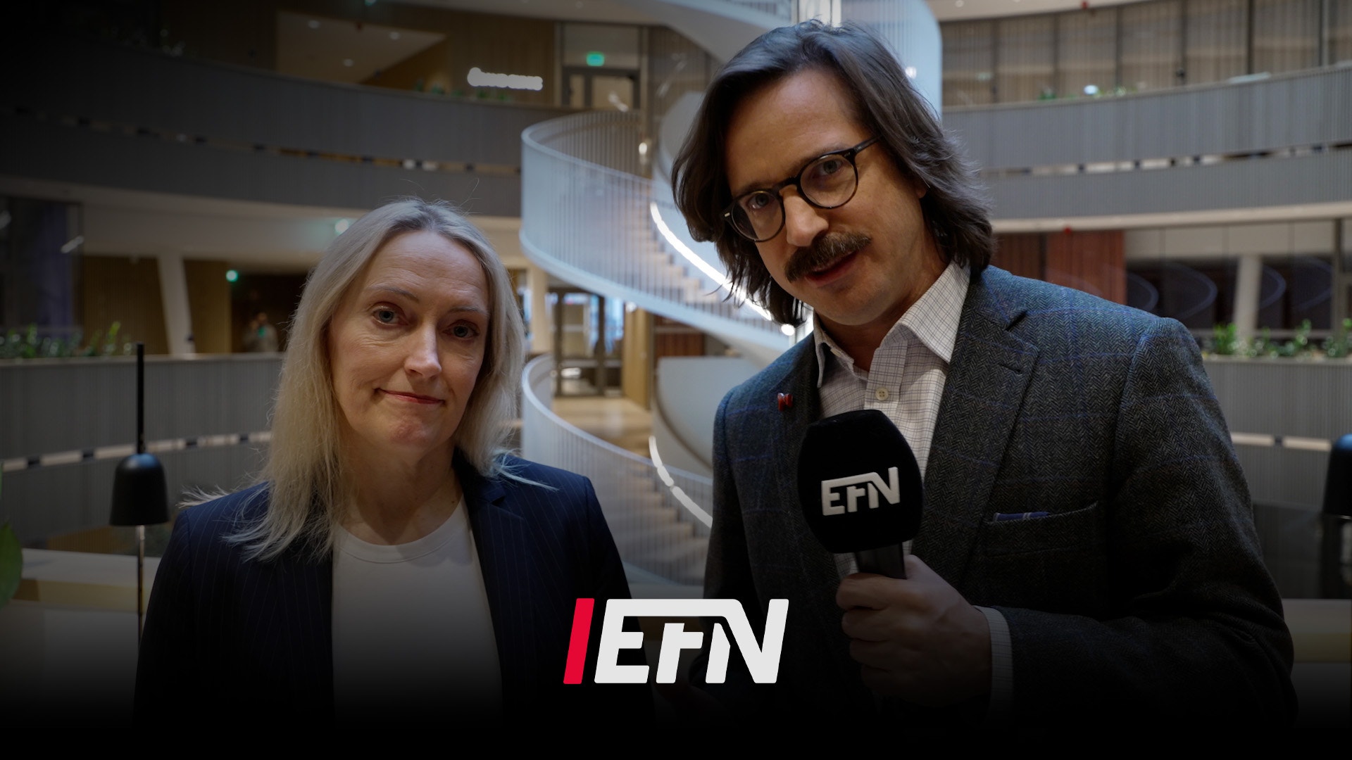 Två personer intervjuas i en modern kontorsmiljö med EFN-logotyp synlig.