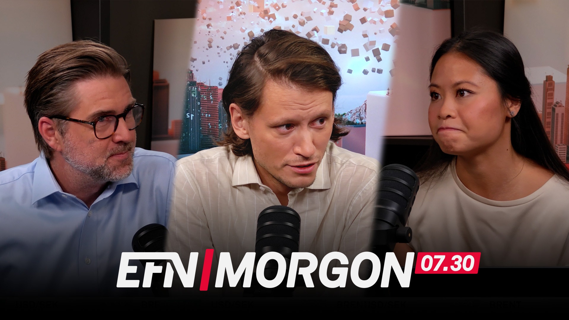 Tre personer sitter vid mikrofoner i en podcast- eller radiostudio. Logotypen EFN MORGON 07.30 visas längst ned på bilden.