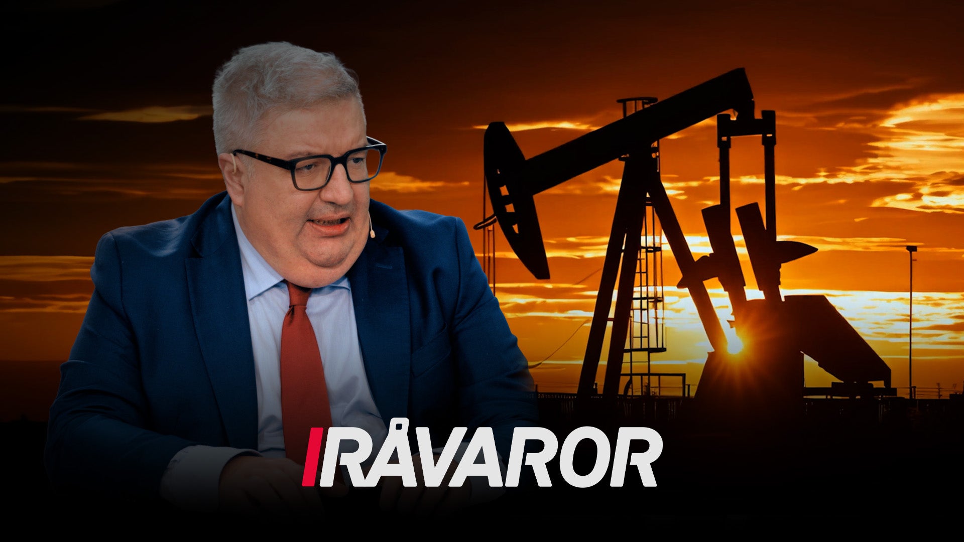 Man i kostym framför oljepumpar vid solnedgång