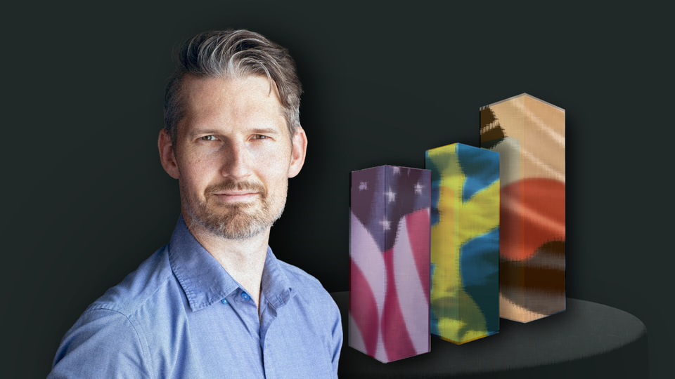 Man i ljusblå skjorta bredvid färgglada förpackningar