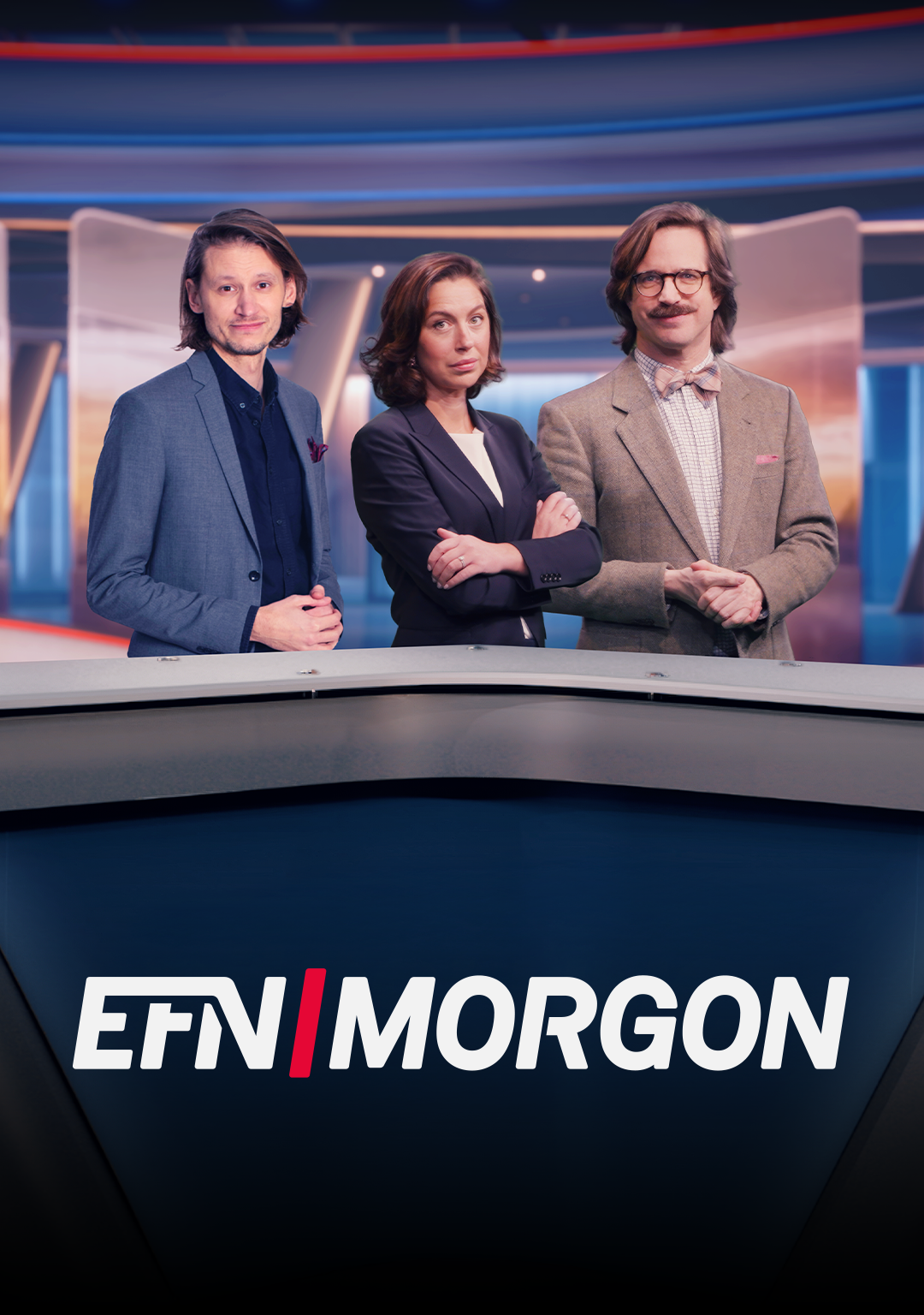 Två män och en kvinna står bakom ett skrivbord i en tv-studio. Nedanför syns programnamnet EFN Morgon.