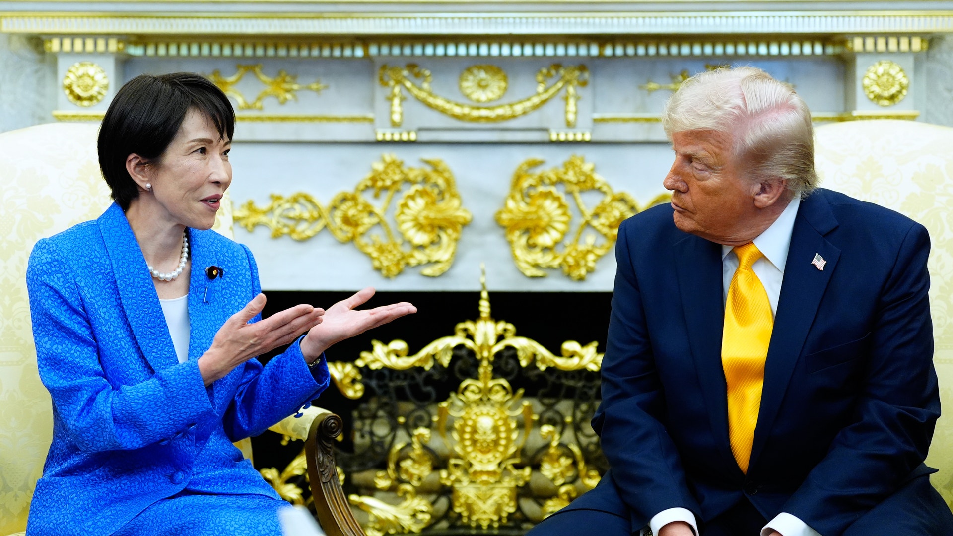 Japans premiärminister Sanae Takaichi och USA:s president Donald Trump i Ovala rummet i Vita huset.